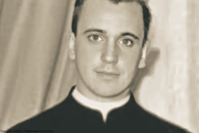 Foto do Papa Francisco Jovem e recém ordenado. Fonte Wikimedia Commons.