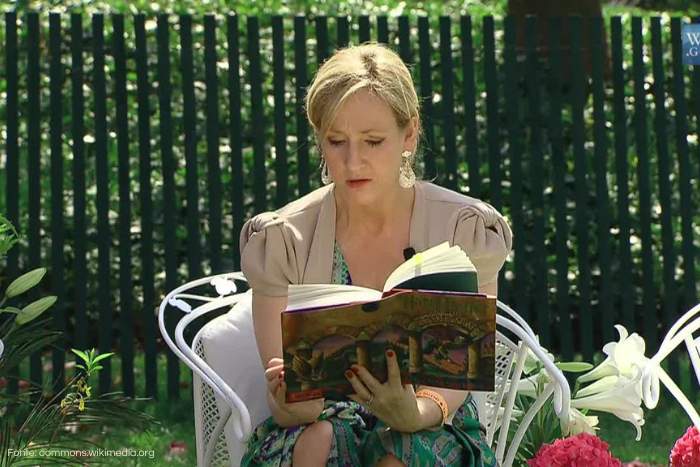 A autora J.K. Rowling lê um trecho de Harry Potter e a Pedra Filosofal durante a Páscoa na Casa Branca. TOP ! Personalidades que fizeram sucesso após a demissão.