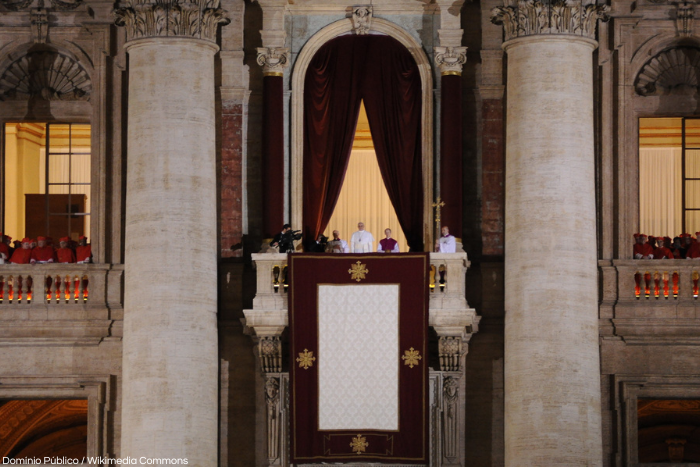 Foto do Papa Francisco recém ordenado Papa na sacada do Vaticano. Fonte Wikimedia Commons.