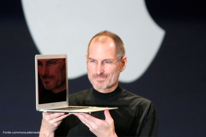 Steve Jobs com seu MacBook Air na Macworld 2008.