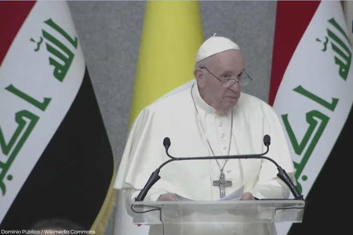 Foto do Papa Francisco discursando no palácio presidencial em visita apostólica ao Iraque.
Fonte Wikimedia Commons.