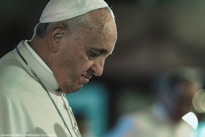 Foto do Papa Francisco reflexivo com uma Homenagem ao seu Legado.
Fonte Wikimedia Commons.