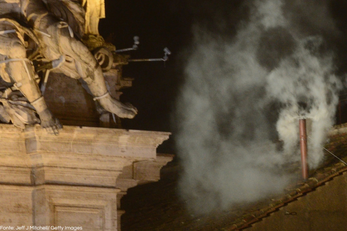Foto da Chaminé do Vaticano soltando a fumaça branca que indica a escolha de um novo Papa. Fonte: Jeff J Mitchell/ Getty Images