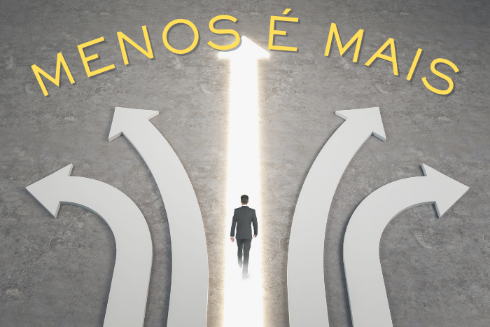 Cinco setas representando possibilidades de caminho, com a seta central iluminada e um homem sendo por ela que termina com a frase “menos é mais”, que representa a conclusão do artigo.