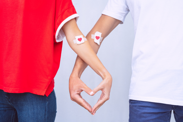 Doe sangue, espalhe esperança", com ilustração de uma gota de sangue em destaque e fundo acolhedor.