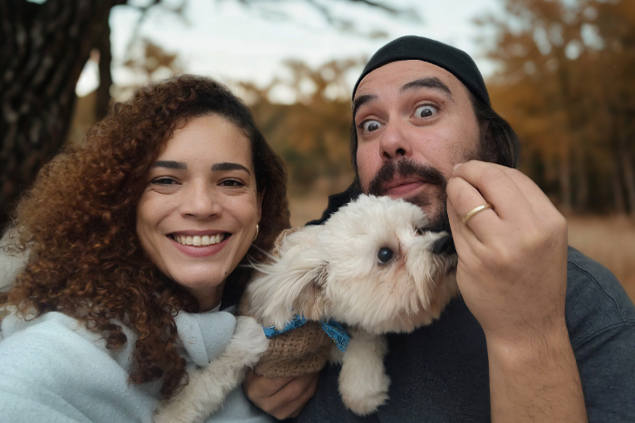 Foto da autora e dona do Sua Voz Inspira Aline Marques com seu Marido e seu cachorro Cebolinha.