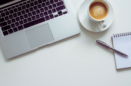Pessoa feliz trabalhando de casa com notebook, ambiente organizado, luz natural, tom leve e moderno. A Era do Home Office: 6 Dicas Essenciais Para Prosperar no Trabalho Remoto.