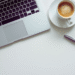 Pessoa feliz trabalhando de casa com notebook, ambiente organizado, luz natural, tom leve e moderno. A Era do Home Office: 6 Dicas Essenciais Para Prosperar no Trabalho Remoto.